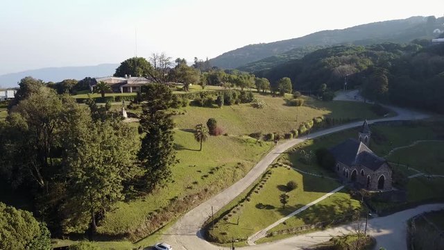 Vista aerea del corazon de villa nougues, donde se encuentra la iglesia del sagrado corazon y el camino de ingreso desde san javier