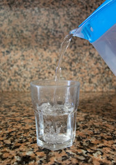 Llenar un vaso de agua