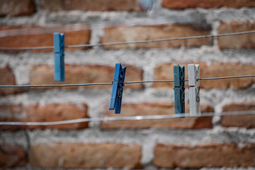 los broches para colgar la ropa son el fondo de pantalla de la vida real, de un ama de casa, que siempre trabaja incansablemente