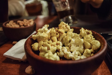 pochoclos, pororó, popcorn, palomitas de maíz, todas, pero en ninguna son picantes, excepto las de este bar, son para aumentar la sed y beber más