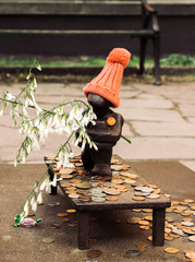 statue in stockholm hat