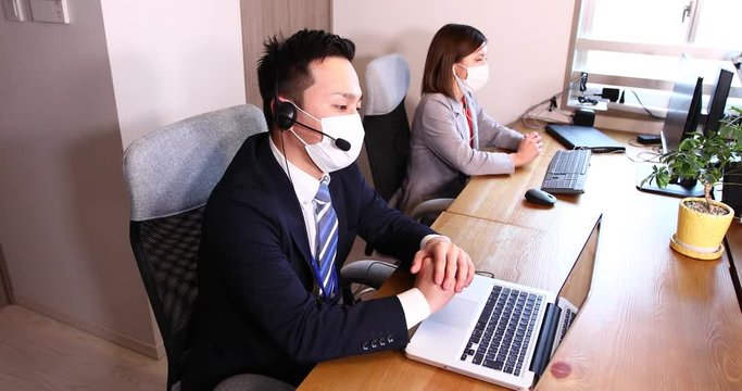 仕事場 サラリーマン　OL　リモートワーク　ビジネス　打ち合わせ　オフィス　パソコン　女性　男性
