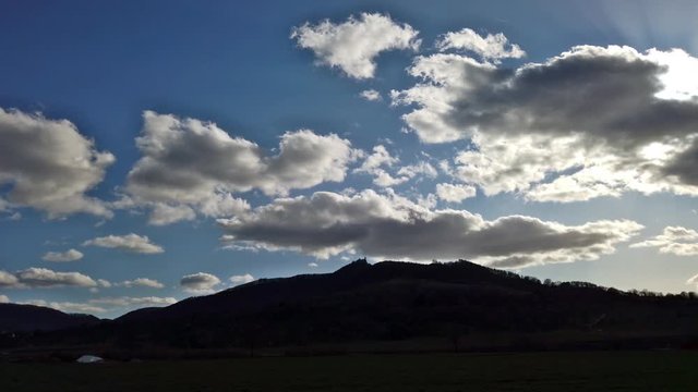 Dichte Wolken im Gegenlicht