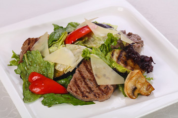 Salad with grilled beef and vegetables