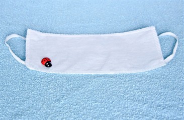 Covid-19 Maschera filtrante bianca a 3 strati monouso   con coccinella portafortuna,asciugamano blu...