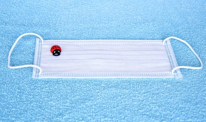 Maschera chirurgica o medica  a 3 strati per coprire bocca e naso con coccinella portafortuna,...