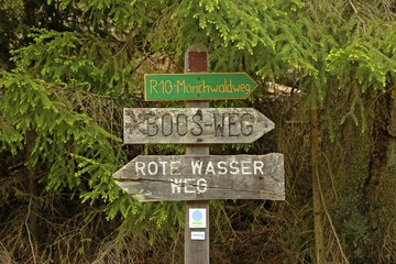 Wegweiser am Rote Wasser-Weg im Burgwald