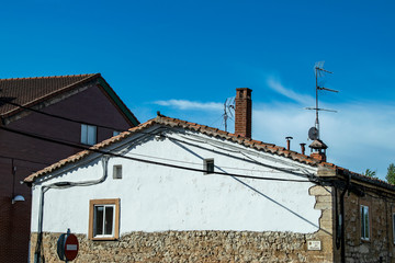 Antena en tejado de una casa.