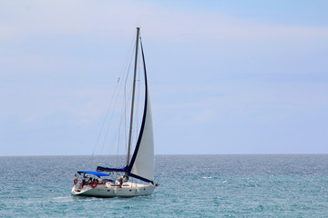 Obraz premium Sailing yacht in the sea against the blue sky