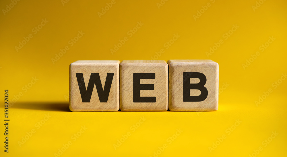 Poster web - text on wooden cubes with gradient yellow background