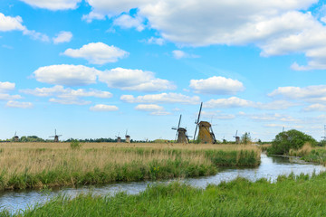 Obraz premium Old windmill on dutch landscape, Kinderdijk is a village in the municipality of Molenlanden, in the province of South Holland, Netherlands