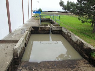 Sedimentation tank for separating mud and paraffin and water purification after industrial washing