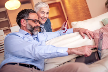 Obraz premium Modern senior couple surfing together