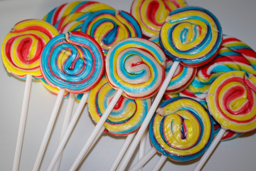Fototapeta na wymiar Beautiful colorful lollipops, a great suggestion to decorate children's birthday tables.
