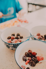 3 boles de yogur con frutos del bosque congelados