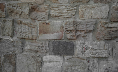 pared de piedra arenisca con agujeros de la iglesia Castro Urdiales 