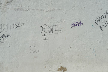 pared gris de piedra con grafittis