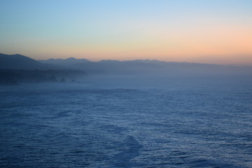 puesta de sol en la costa de Cudillero, Asturias, España