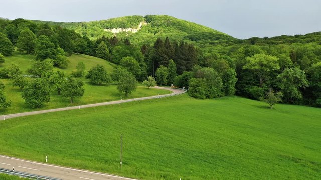 Am Waldrand eines gro&szlig;en Waldgebietes - Steigflug