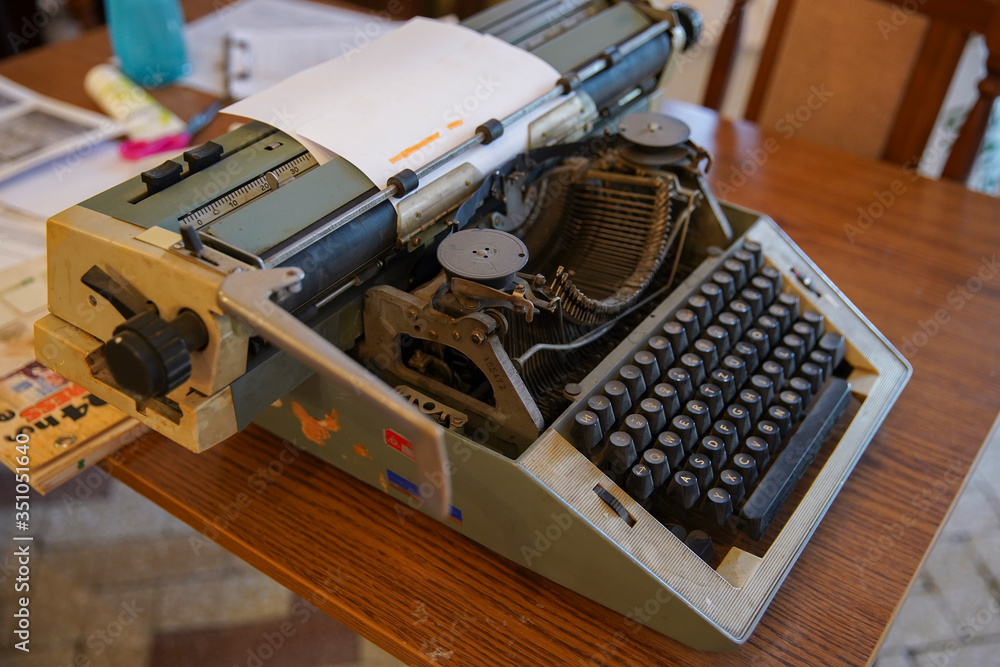 Fototapete the old typewriter in vintage retro style on a wooden table. caution - slightly shallow and possibly