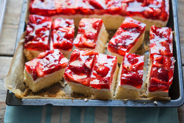 Sponge cake with yoghurt layer, strawberries and jelly