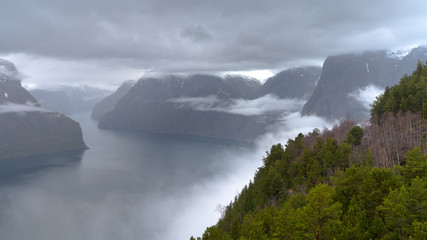 Widok na Aurlandsfjord z punktu widokowego Stegastein - obrazy, fototapety, plakaty