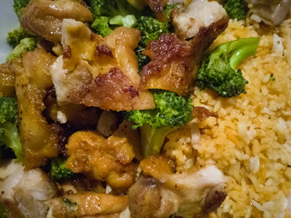 comida china, pollo, brócoli y arroz