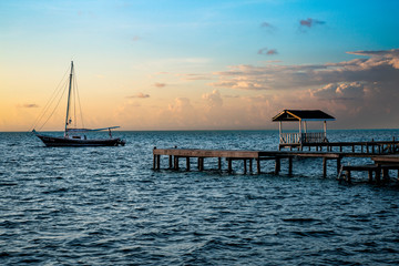 Obraz premium Sunrise at a pier