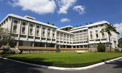 Fototapeta premium Pałac Niepodległości lub Pałac Zjednoczenia Na zewnątrz budynku w centrum miasta Ho Chi Minh, Wietnam