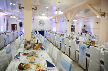Food and drinks at the wedding table.