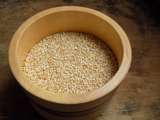 Quinua cruda en envase de madera