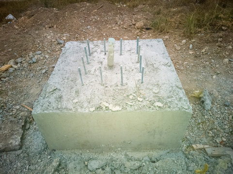 cimiento para muro de concreto y varilla