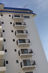 バルコニーが素敵な、都会の高級住宅街にある洗練されたマンション