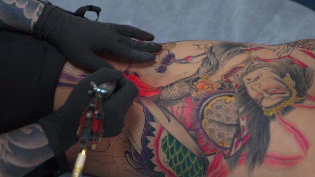 刺青を施す彫り師　タトゥークリエイター