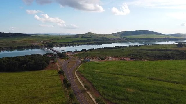 Ponte sobre um rio, montanhas e nuvens