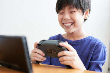 ゲームで遊ぶ日本人小学生