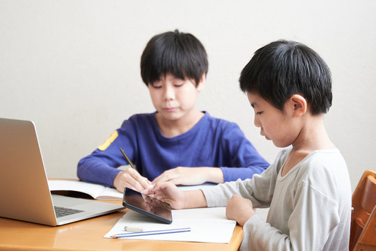 	自宅でオンライン学習をする日本人小学生