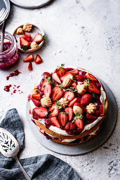 Strawberry sponge cake with maple candies.