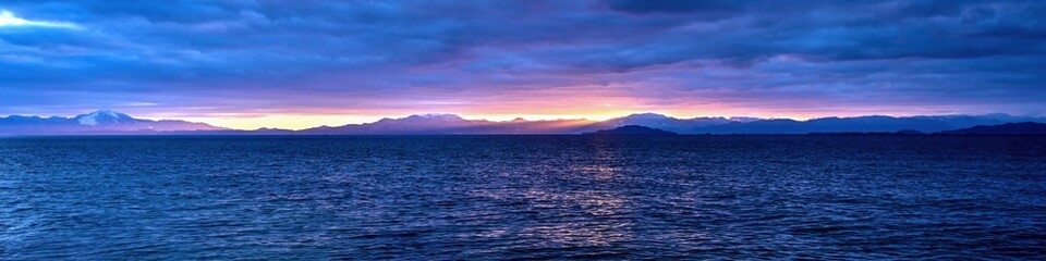 朝焼けに染まる琵琶湖と残雪の山並みのパノラマ情景＠滋賀