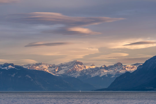 Coucher de soleil sur les montagnes du Lac L&eacute;man