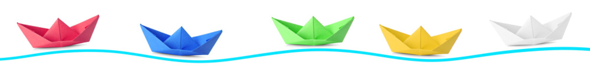 Colorful origami boats on white background - obrazy, fototapety, plakaty