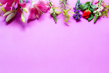 Flores en parte superior con fondo rosa 