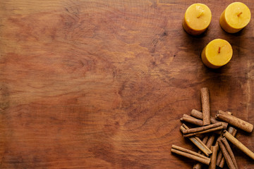 Fondo elegante de madera con velas y canela 