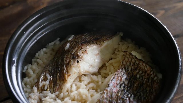 土鍋で炊いた鯛の炊き込みご飯。