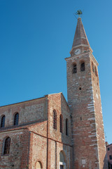 Fototapeta na wymiar Basilika Sant'Eufemia und Croce del Patriarcato Gradese, Campo dei Patriarchi, Grado, Gorizia, Friaul-Julisch Venetien, Italien