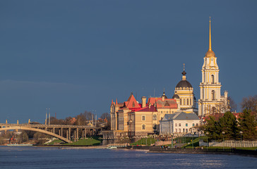 Fototapeta na wymiar Rybinsk embankment on the Volga
