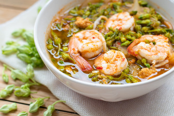 Sour soup with shrimp and cowslip creeper