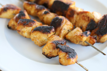 brochettes de poulet grillées dans une assiette