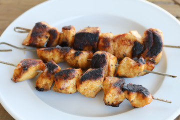brochettes de poulet grillées dans une assiette