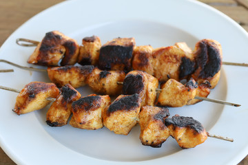 brochettes de poulet grillées dans une assiette
